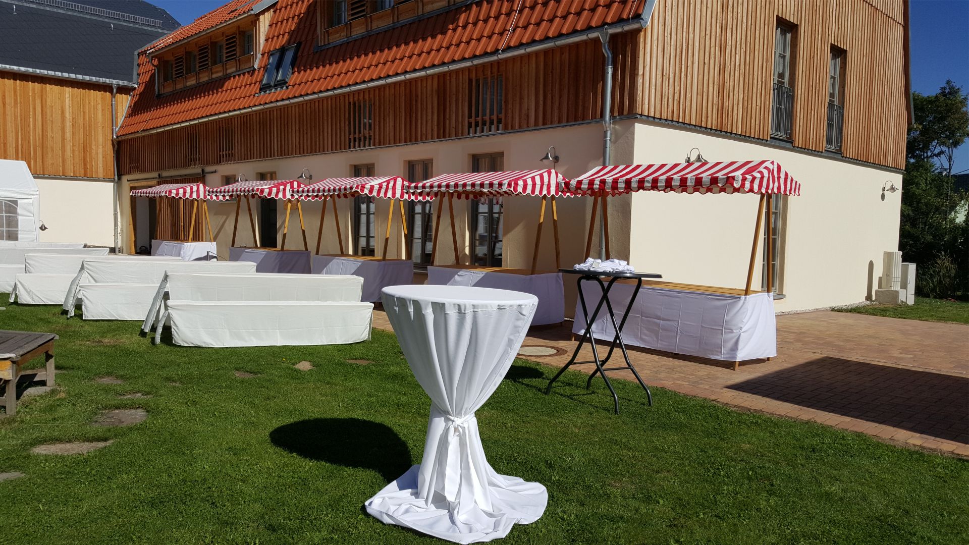 Marktstand fuer Hoffesterot- weiss- gestreift- mieten im Markthuetten- Shop von eventTIME Marktstand fuer Hoffesterot- weiss- gestreift- mieten im Markthuetten- Shop von eventTIME