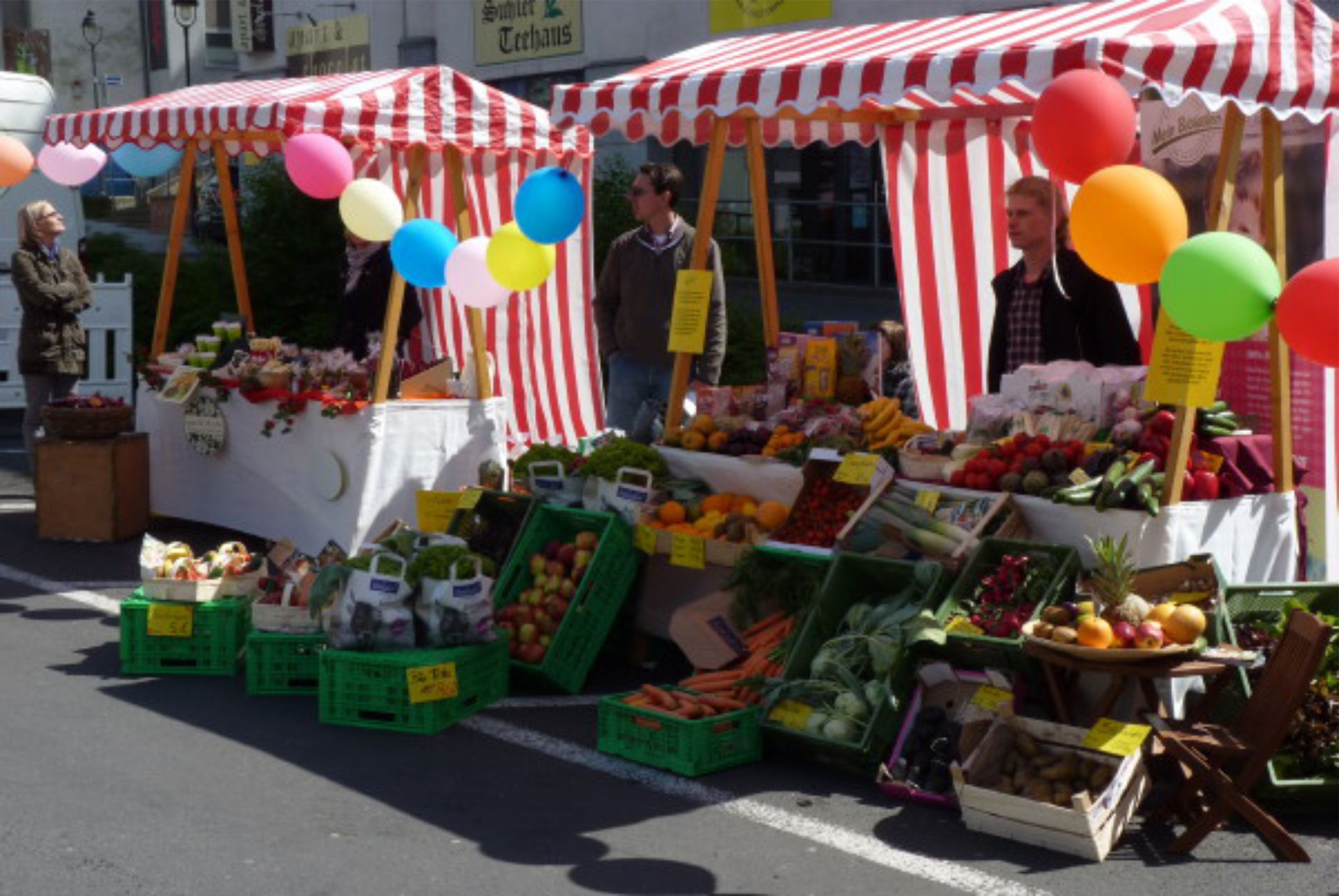 rot weiss gestreifter Stand- mieten oder anfertigen lassen im Markthuetten- Shop rot weiss gestreifter Stand- mieten oder anfertigen lassen im Markthuetten- Shop